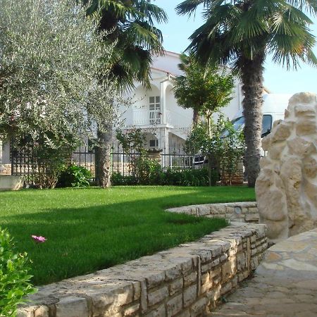 Apartments And Rooms Branka Новиград Екстериор снимка