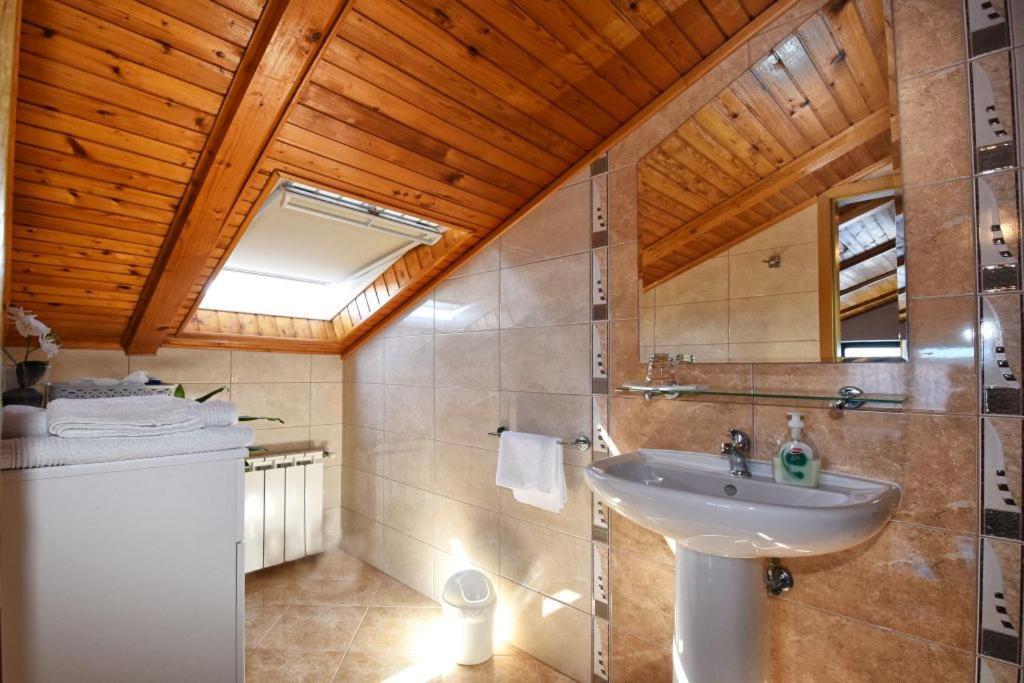 Apartments And Rooms Branka Новиград Екстериор снимка