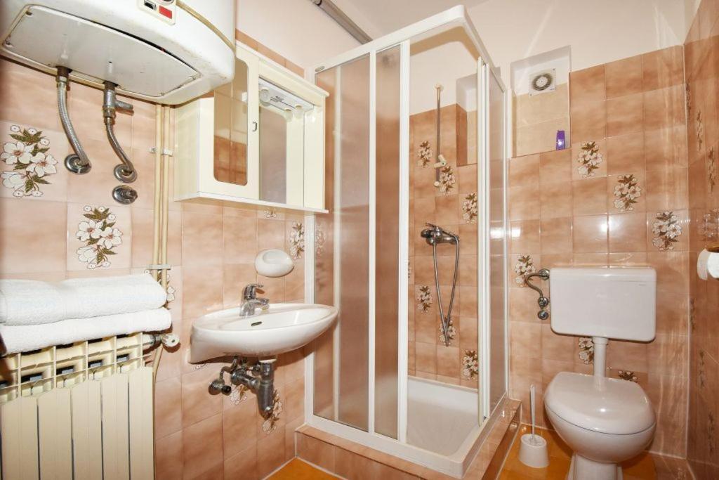Apartments And Rooms Branka Новиград Екстериор снимка