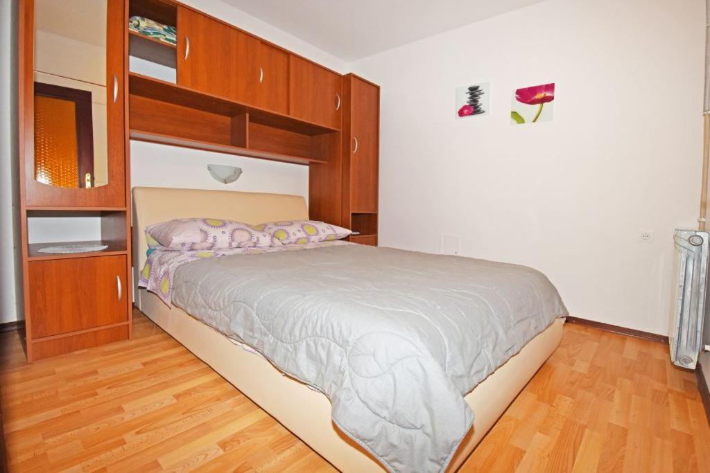 Apartments And Rooms Branka Новиград Екстериор снимка